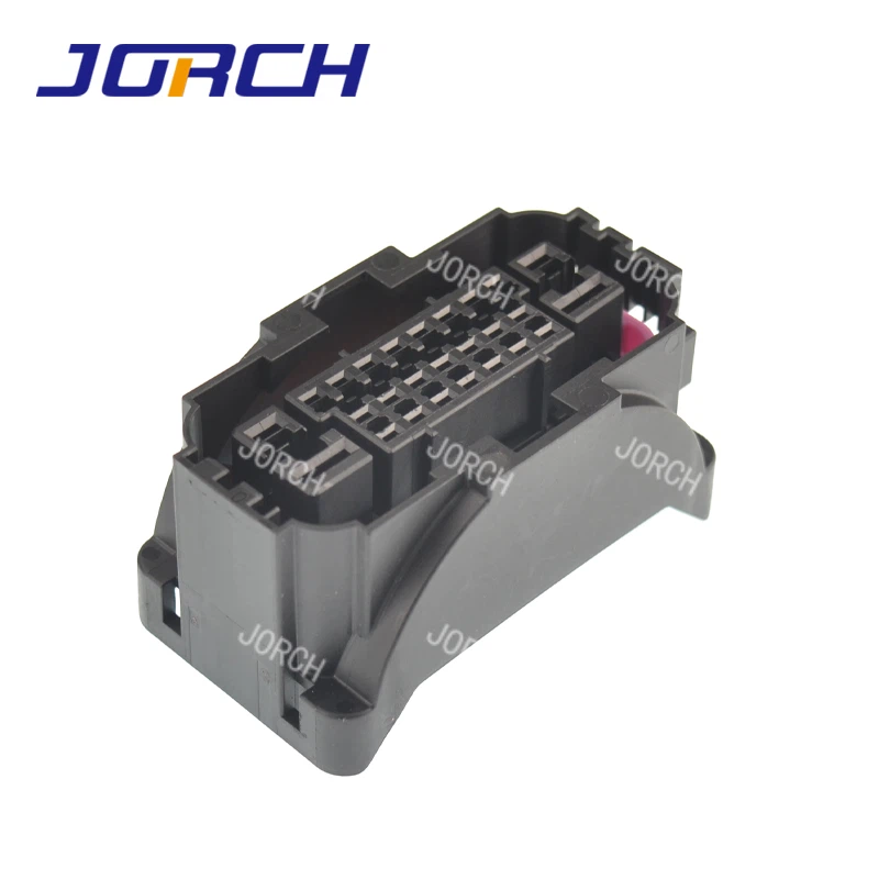 Kje se uporablja avtomobilski konektor 26-} PIN?